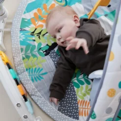Aktivitetsmatta med kick and play-funktion