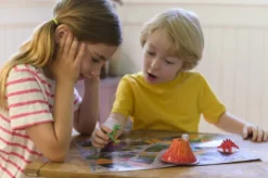 Aktivitetspaket med dinosaurier