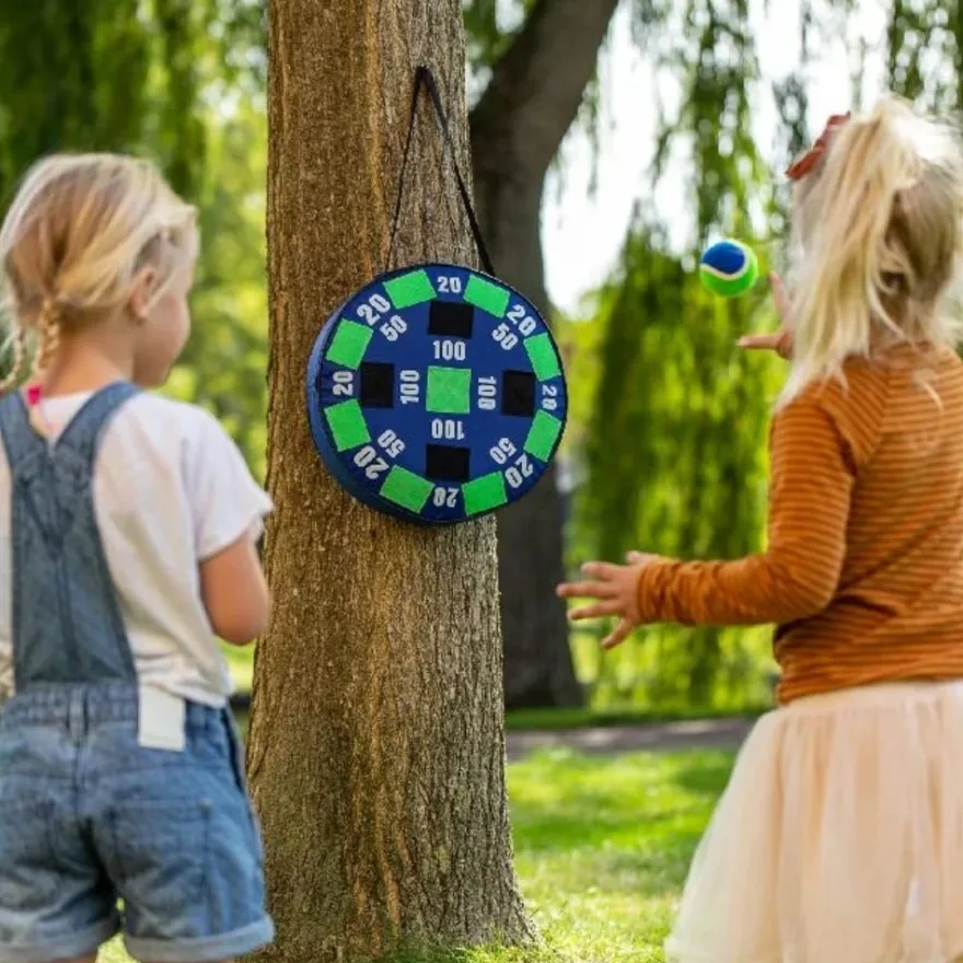 Dartspel med kardborrebollar