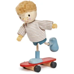 Dockhusfigur - Edward och skateboard