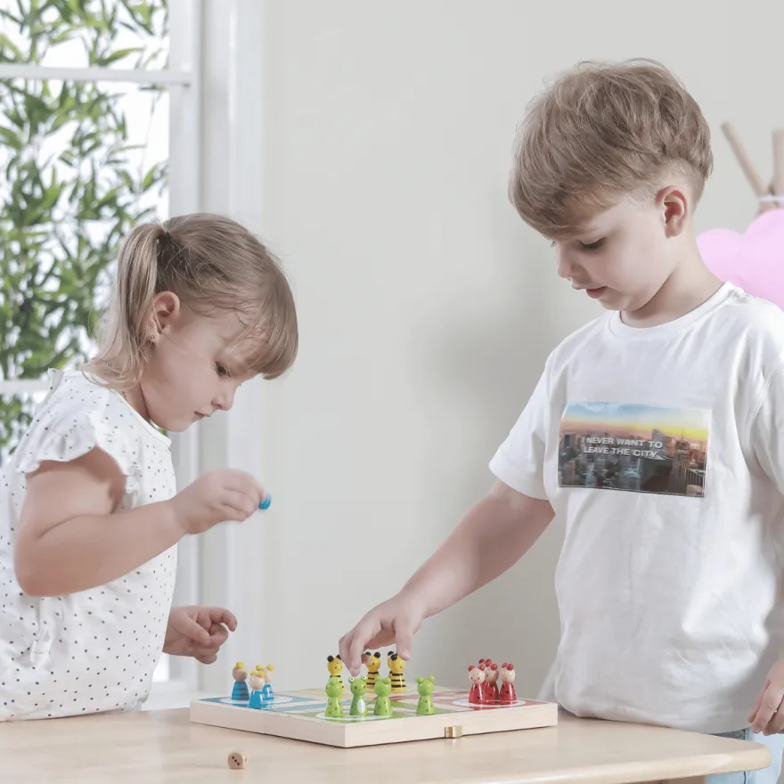 Fia med knuff i träväska