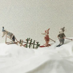 Maileg - Vintermus med skidor, Storasyster - Rosa