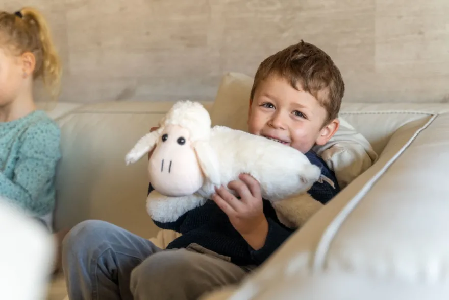 Mjukisfamilj – Fårmamma med lamm