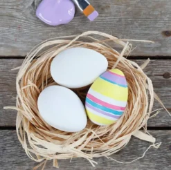 Påskägg av plast, 12 st. H: 6 cm.