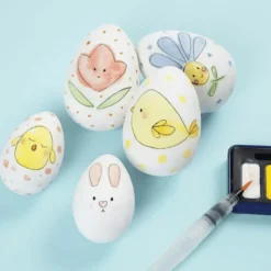 Påskägg av plast, 12 st. H: 6 cm.
