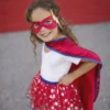 Superhero med kjol, mantel, och mask