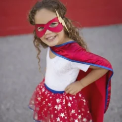 Superhero med kjol, mantel, och mask