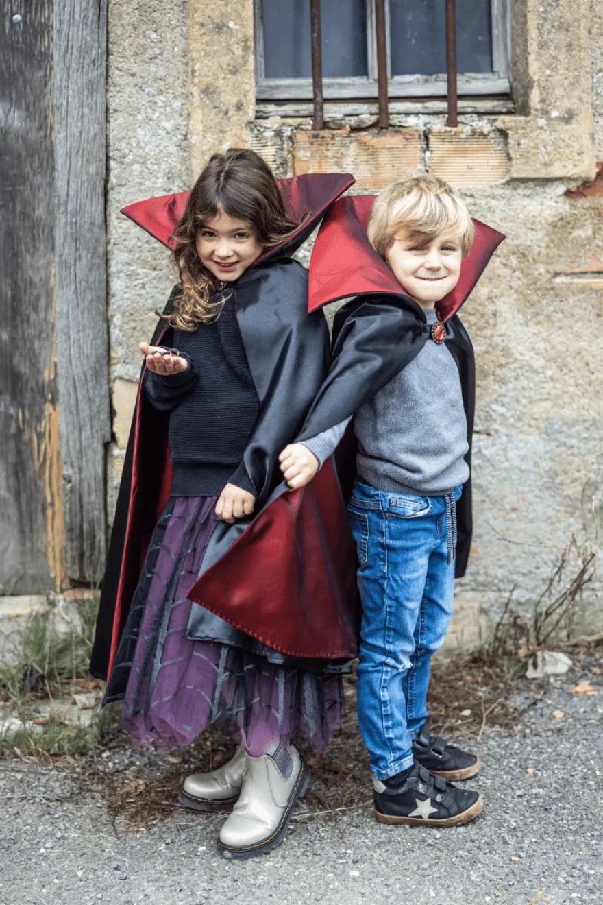 Vampyrcape med hög krage, stl. 4-6 år
